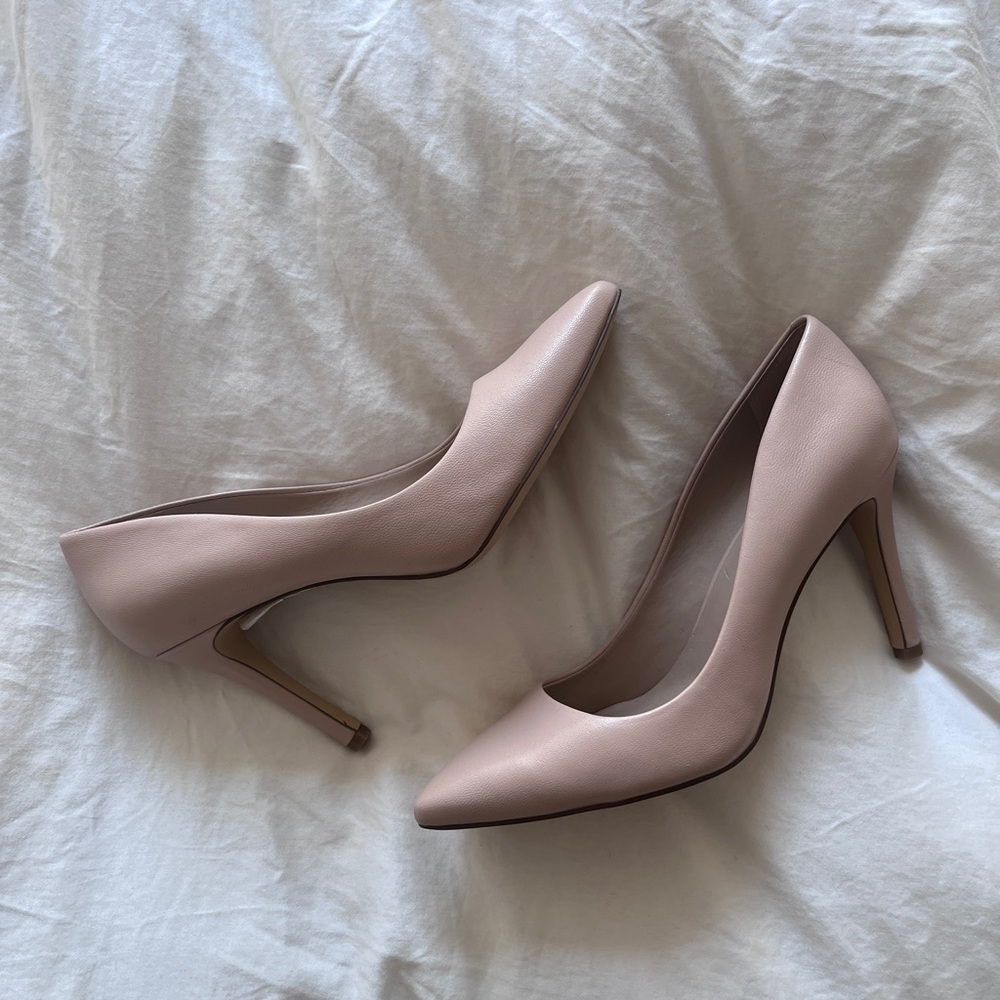 Sak’s Fifth Avenue nude pumps in size 7.5